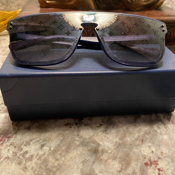 Louis Vuitton Sunglasses - Picture 5 of 6